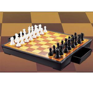 PLASTIC CHESS GAME